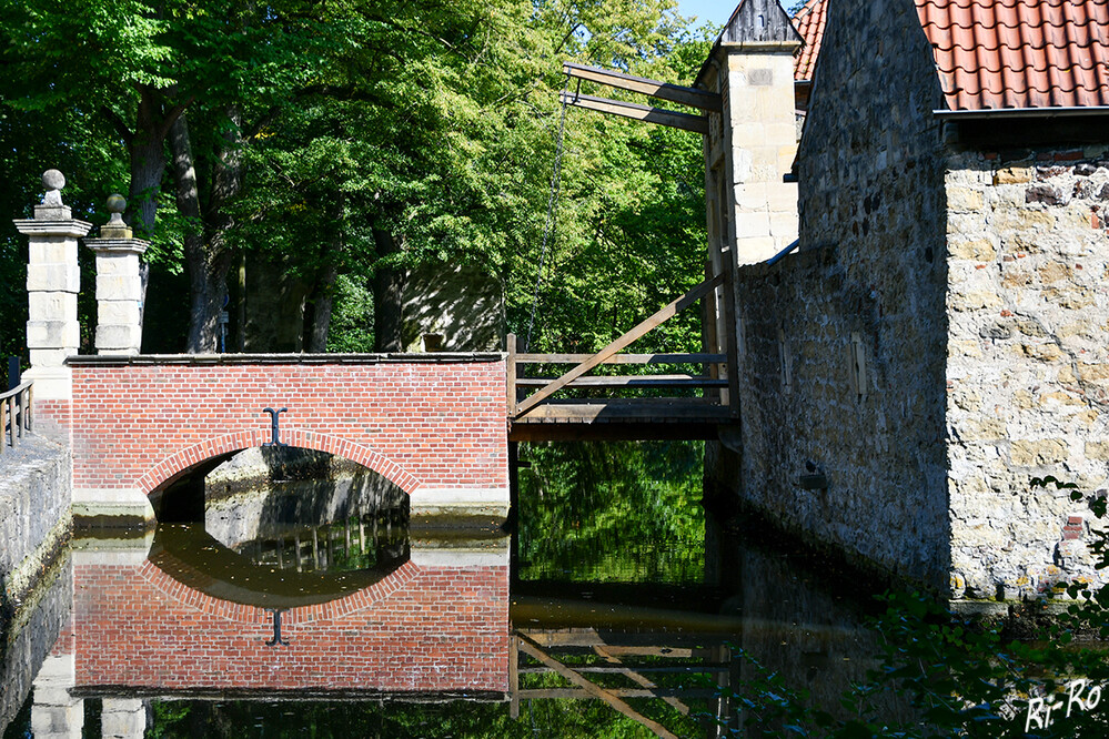 Brücken
Gesichert war die Burg Vischering durch zwei Zugbrücken, die Gräfte, Schießscharten u. Wehrgänge. (lt. ruhr-giude.de)
