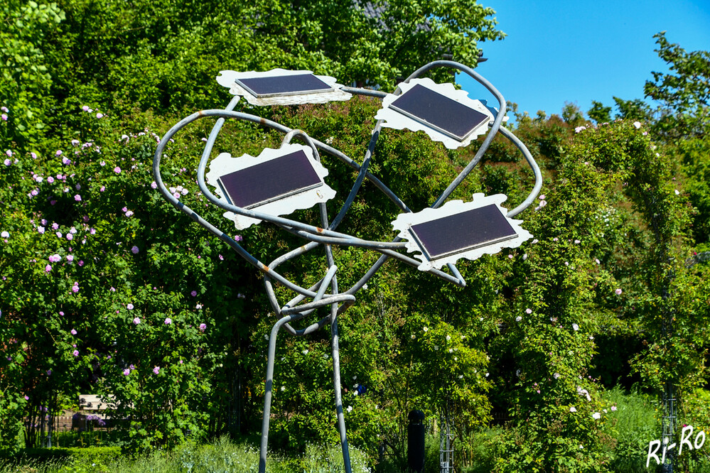 Florale Assoziation
Durch Photovoltaik umgesetzte Energie wird in dieser Skulptur über Lichtelemente dargestellt. Manfred Jockheck war ein im Stadtbezirk Mengede lebender Künstler, Designer u. Dozent. Er gehörte zu den Wegbereitern des Kultur- u. Bildungsparks. (kubipa/Hinweistafel)
