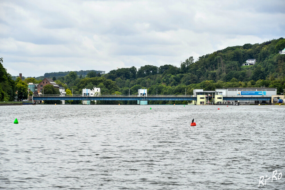 Wasserkraftwerk
Baldeney ist das größte Kraftwerk seiner Art an der Ruhr, das von 1931 bis 1933 für die Rheinisch-Westfälische Elektrizitätswerke (RWE) errichtet wurde. Es ist  am nördlichen Ufer in das Stahlwalzenwehr integriert. (wikipedia.org)

 
