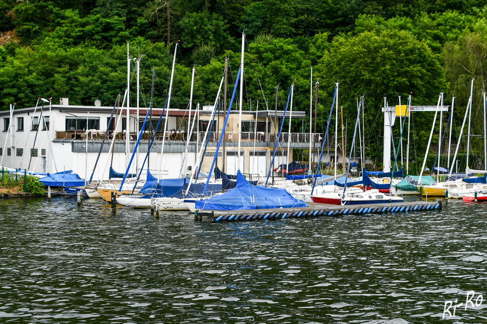 Yachthafen
Der Baldeneysee ist im Süden der Ruhrmetropole zwischen Wald bedeckten Hügeln gelegen u. verläuft über einer Länge von 7,8 km. Insgesamt misst der See eine Fläche von 2,7 Quadratkilometer. (eyc-essen)
