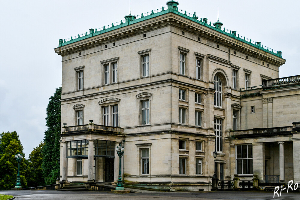 Kleines Haus
das Schlossartige Gebäude der Villa Hügel teilt sich in zwei Gebäudetrakte. Diese sind durch einen Zwischengang verbunden. (wikipedia.org)
Schlüsselwörter: 2024