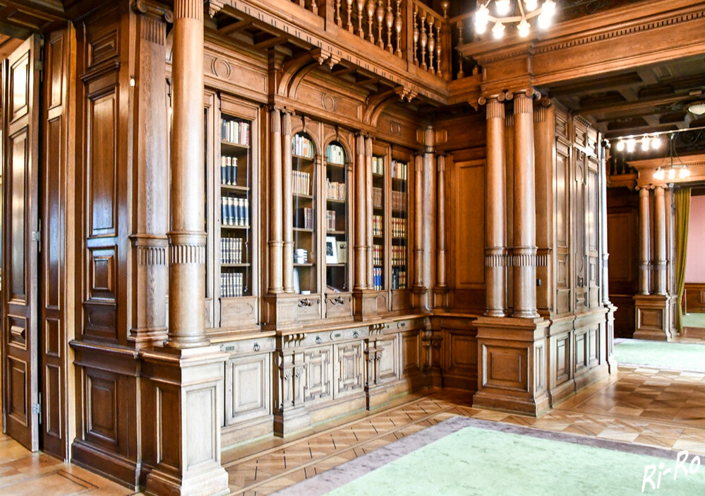 Blick aus der Bibliothek
im Erdgeschoss der Villa sollten sich die gesellschaftlichen Räume befinden. Diese wurden, in Dreiergruppen zusammengefasst, um die große Halle gruppiert. (lt Alfried Krupp von Bohlen und Halbach-Stiftung)
