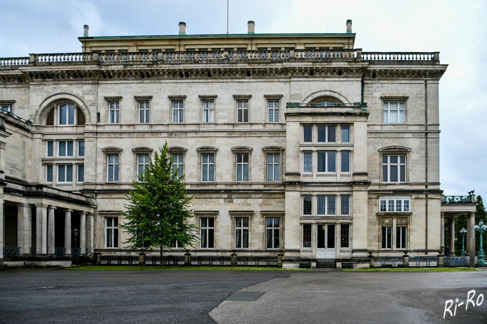 Seitenansicht
die Villa Hügel in Essen war von 1873 bis 1945 das Wohnhaus der Unternehmerfamilie Krupp. Sie ist ein Symbol des Zeitalters der Industrialisierung Deutschlands. (lt villa-hügel)
Schlüsselwörter: 2024