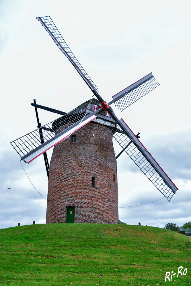 Geismühle
die Mühle hat eine etwas untypische Form, da sie vermutlich nicht nur als Windmühle, sondern auch als vorgelagerter Wehr- u. Wachturm der Burg Linn errichtet wurde. Sie ist ein Turmholländer, d.h. eine Turmwindmühle mit drehbarer Kappe. Der Backstein-Turm ist unten zylindrisch bis leicht bauchig u. läuft im oberen (nachträglich aufgesetzten) Teil leicht konisch zu. (wikipedia)
Schlüsselwörter: 2024