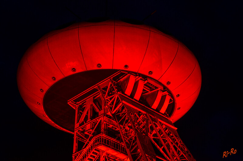 Night of Light
Mit dieser Aktion möchte die Veranstaltungsbranche auf ihre Notlage durch Corona aufmerksam machen. Lüntec-Tower (auch Colani-Ei oder Ufo genannt)
Schlüsselwörter: Lünen; Colani-Ei; Ufo