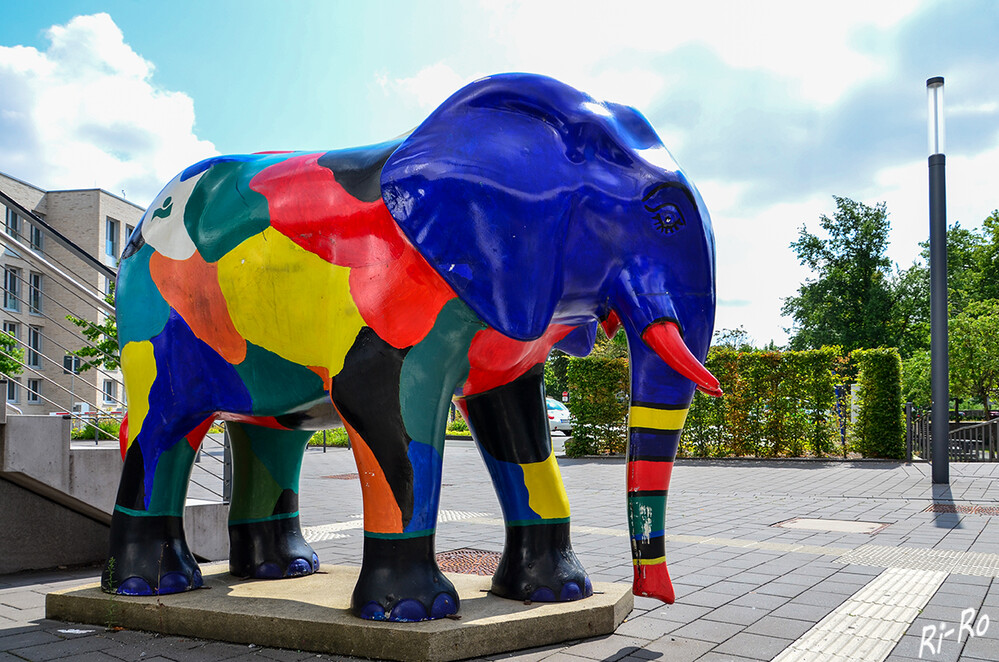 Elefant
an der Tierparade beteiligen sich verschiedene Städte. Es werden von einer Art mehrere unterschiedlich gestaltete Tierfiguren aufgestellt. In Hamm ist es die Elefantenparade. Eine Aktion zum 20-jährigen Bestehen des Maximilianparks. (wikipedia.org)
