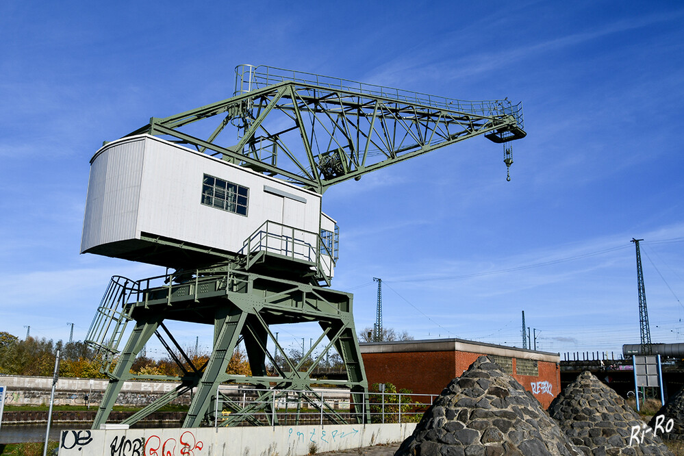 Historischen Portaldrehkran
Die Maschinenfabrik Augsburg-Nürnberg hat den Vollportaldrehkran 1939 für die Münsterische Schifffahrts- u. Lagerhaus AG Hamm (Westf.) gebaut. 1999 konnte der Kran vor dem Abriss bewahrt werden. Restauriert 2001/2002, seit 2010 steht er unter Denkmalschutz. (wa.de/hamm/hafenkran u. manfred-wanierke)
