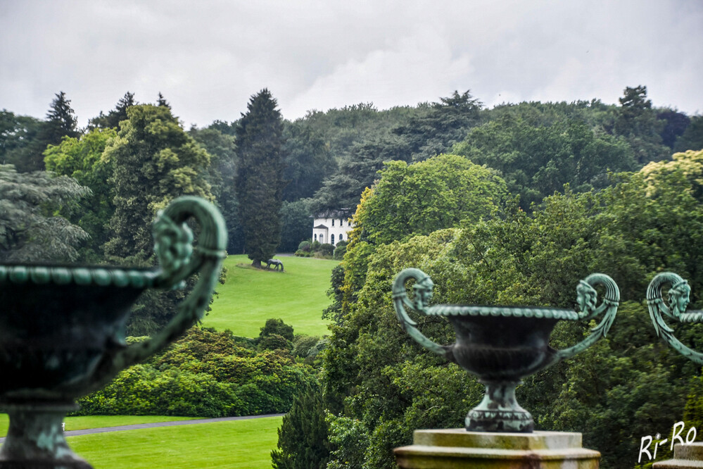 Blick durchs Fenster
in den angrenzenden 28 Hektar großen Park der Villa Hügel. (lt Alfried Krupp von Bohlen und Halbach-Stiftung)
Schlüsselwörter: 2024