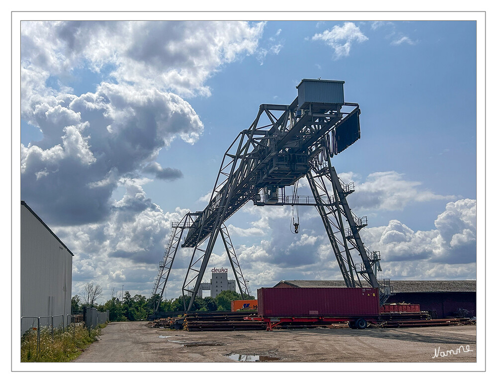 Containerkran
Eine Containerbrücke, auch Containerkran oder Portainer genannt, ist ein Portalkran, mit dem ISO-Container zwischen Schiff und Kai umgeschlagen werden. Sie gehört zu den Hebezeugen und besteht aus einer Krananlage, einer Laufkatze und einer Schienenanlage zum Querverfahren entlang des Kais. lt.Wikipedia
Schlüsselwörter: 2024