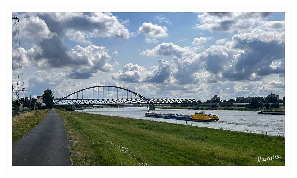 Hammer Eisenbahnbrücke
ist eine zwischen Düsseldorf und Neuss über den Rhein führende und dem Eisenbahnverkehr vorbehaltene 814 Meter lange Stahlbogenbrücke. Ebenso genutzte Vorgängerbauten an derselben Stelle existierten seit 1870. lt.Wikipedia
Schlüsselwörter: 2024