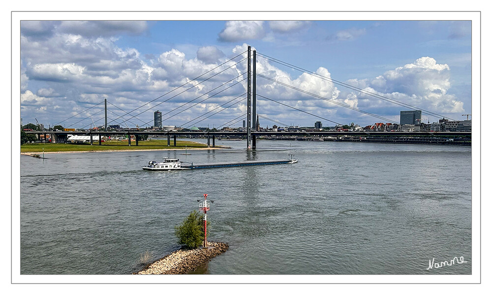 Blick auf die Rheinkniebrücke
Die Rheinkniebrücke ist eine am Rheinknie in Düsseldorf über den Rhein führende Schrägseilbrücke mit einer sechsstreifigen Kraftfahrstraße und zwei kombinierten Fuß- und Radwegen, die am 16. Oktober 1969 dem Verkehr übergeben wurde. lt.Wikipedia
