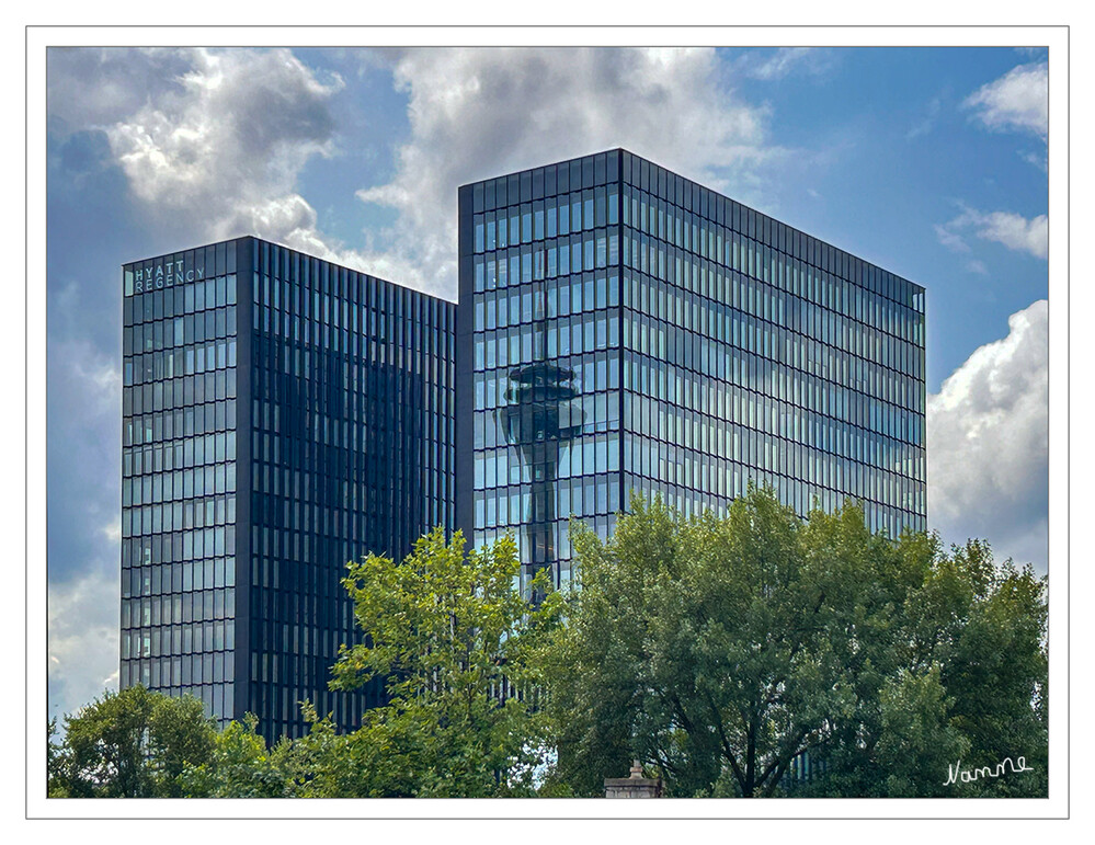 Spiegelung
des Düsseldorfers Rheinturm in der Fassade des Hyatts
Schlüsselwörter: 2024