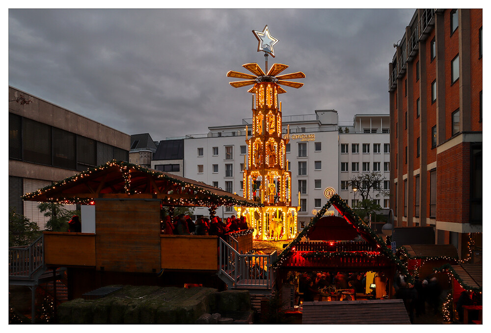 Dämmerungs,-Nachtaufnahme "Kölner Weihnachtspyramide"
Marianne
Schlüsselwörter: 2023