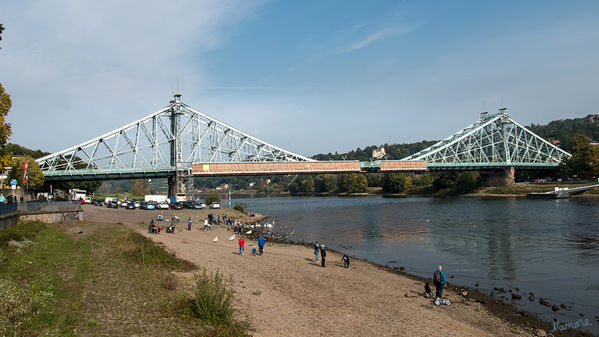 Dresden - Blaue Wunder
In der Entstehungszeit war die Brücke eine der ersten dieser Spannweite aus Metall, welche keine Strompfeiler in der Elbe benötigte – unter anderem deshalb wurde sie als Wunder bezeichnet. Der Name Blaues Wunder wiederum ist auch auf den hellblauen Farbanstrich der Brücke zurückzuführen, der schon in Publikationen aus der Zeit der Erbauung erwähnt wird und sich bereits auf einer anlässlich der Einweihung 1893 geprägten Gedenkmünze findet. laut Wikipedia
Schlüsselwörter: Dresden, Blaue Wunder