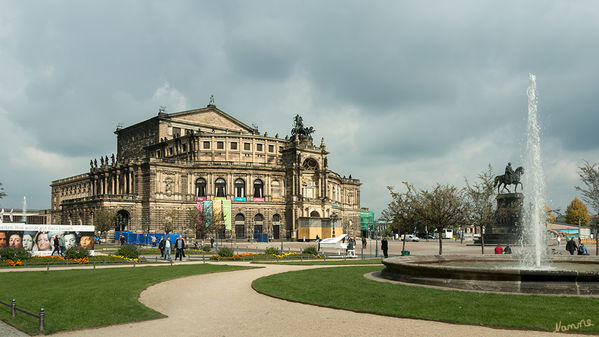 Dresden - Semperoper
Die Semperoper in Dresden ist das Opernhaus der Sächsischen Staatsoper Dresden, die als Hof- und Staatsoper Sachsens eine lange geschichtliche Tradition hat. Klangkörper der Staatsoper ist die traditionsreiche Sächsische Staatskapelle Dresden. Die Semperoper befindet sich am Theaterplatz im historischen Stadtkern von Dresden in der Nähe der Elbe. Sie ist nach ihrem Architekten Gottfried Semper benannt. laut Wikipedia
Schlüsselwörter: Dresden, Semperoper