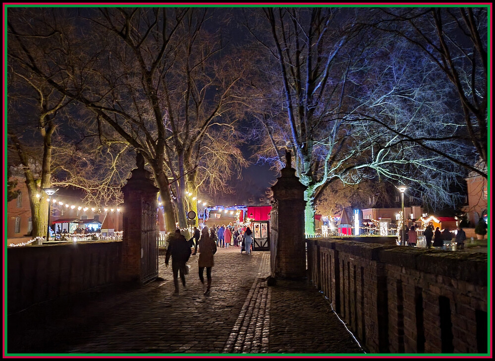 Dämmerungs,-Nachtaufnahme "Eingang zum Wickrather Weihnachtsmarkt"
Elise
Schlüsselwörter: 2023