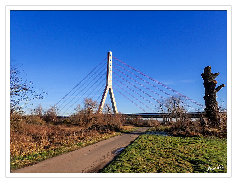 Fleher Brücke
Die Fleher Brücke, auch Rheinbrücke Düsseldorf-Flehe, zwischen Düsseldorf und Neuss ist eine 1979 eröffnete Autobahnbrücke über den Rhein, die die A 46 aus der linksrheinischen Region mit dem Bergischen Land und dem Düsseldorfer Süden verbindet. lt.Wikipedia
Für die sanierungsbedürftige Fleher Rheinbrücke der A46 bei Düsseldorf plant die Autobahn GmbH Rheinland in den nächsten Jahren einen Ersatz.
