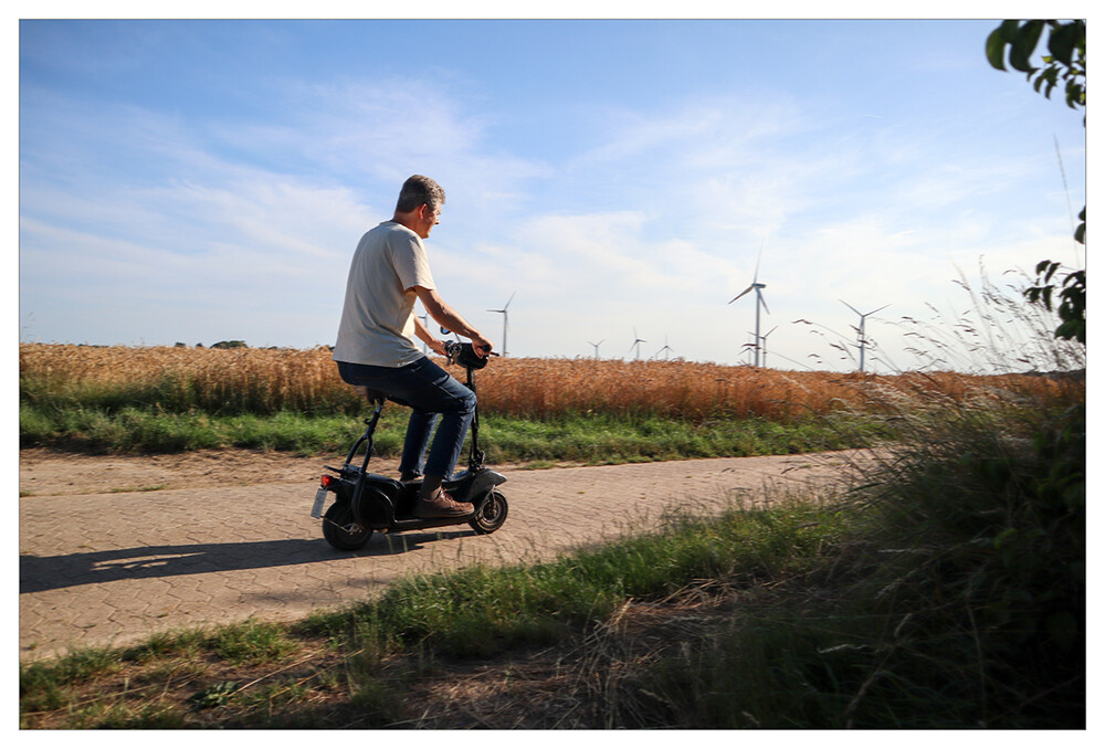 Fortbewegungsmittel "E-Scooter mit Sitz"
Marianne
Schlüsselwörter: 2023