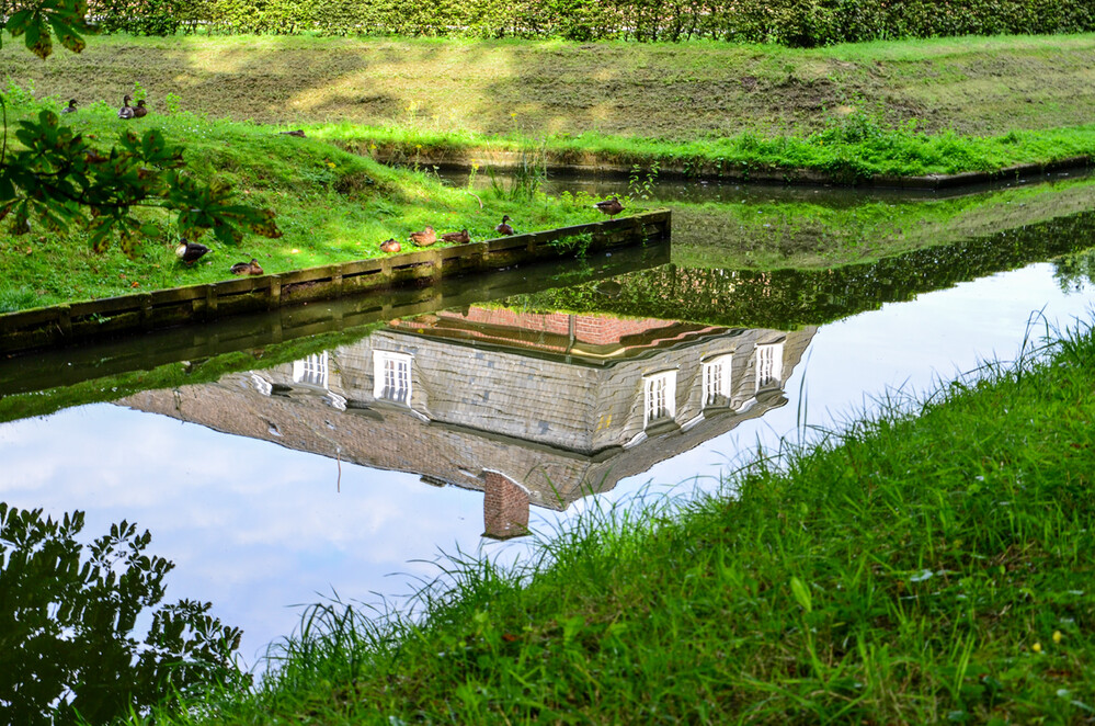 Frei „Spiegelung im Wassergraben“ 
Perla
Schlüsselwörter: 2024