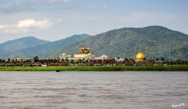 Bootstour 
Auf der Laotischen Seite stehen viele Spielkasinos.
Schlüsselwörter: Thailand Bootstour Goldenes Dreieck