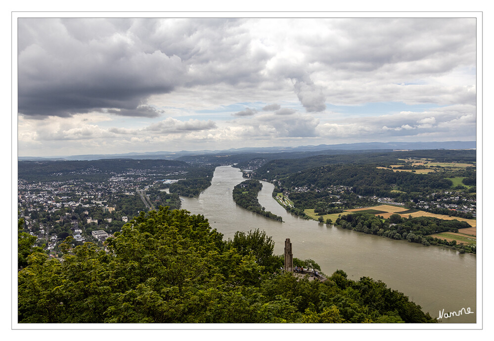 Aussicht vom Drachenfelsen
Insel Nonnenwerth (früher auch Rolandswerth) ist eine Rheininsel zwischen Rolandswerth und Bad Honnef (Stromkilometer 642) gegenüber der Insel Grafenwerth und gegenüber von Rolandseck. laut Wikipedia
Schlüsselwörter: Königswinter: 2024