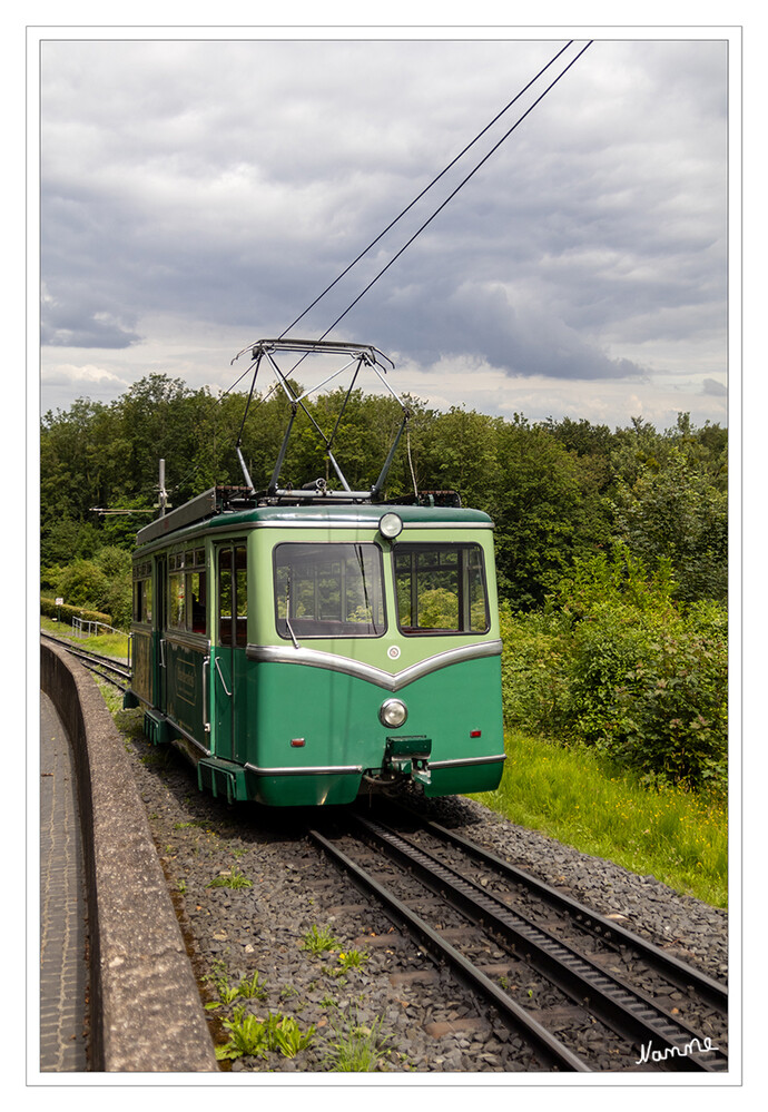 Drachenfelsbahn
Seit 1883 verbindet sie die im Rheintal gelegene Altstadt von Königswinter mit dem Siebengebirge und endet am Drachenfelsplateau. Die Drachenfelsbahn hat mehr als 40 Millionen Fahrgäste durch das Siebengebirge befördert. laut drachenfelsbahn
Schlüsselwörter: 2024