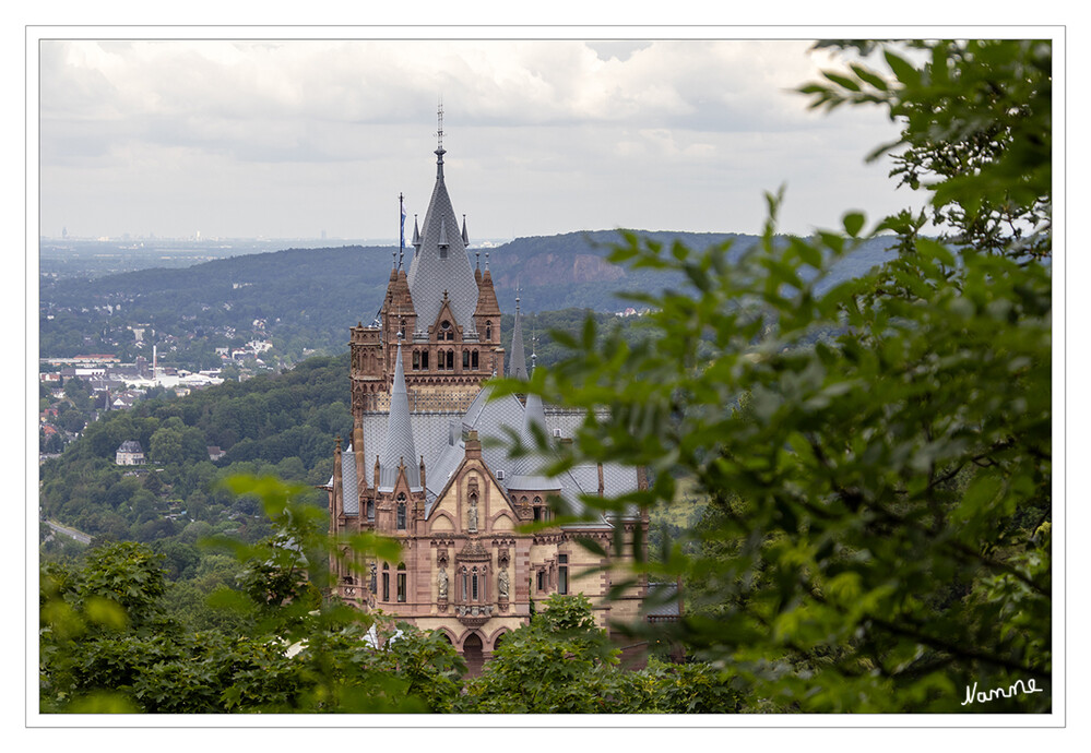 Schloss Drachenburg
Ansicht aus Süden
Schloss Drachenburg ist ein Schloss am Drachenfels in Königswinter. Es wurde von 1882 bis 1884 in den historistischen Stilen der Neogotik und der Neorenaissance als repräsentativer Wohnsitz für Stephan von Sarter gebaut, der das Schloss allerdings nicht selbst bewohnte. Nach seinem Tod war das Schloss mehrfachem Nutzungswandel ausgesetzt. laut Wikipedia
Schlüsselwörter: 2024; Königswinter