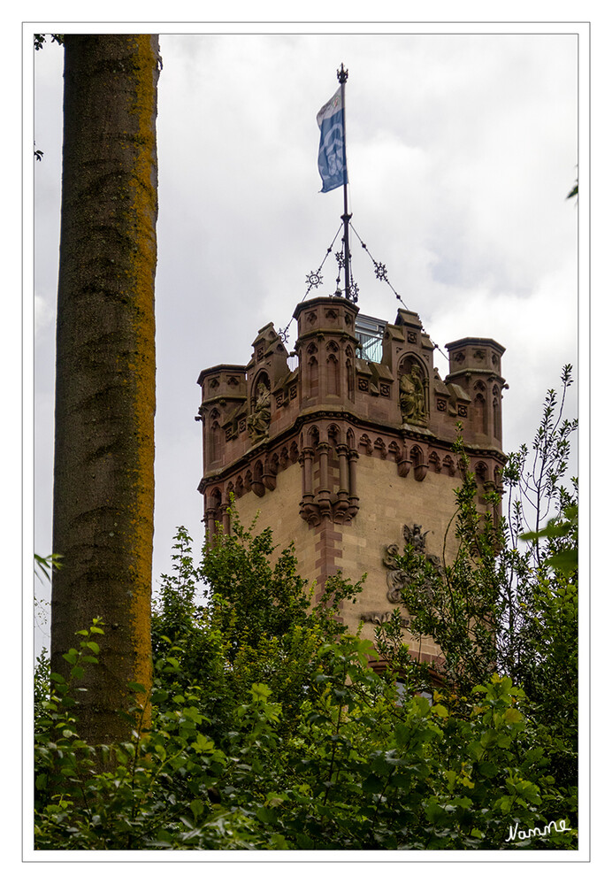 Schloss Drachenburg
Östlicher Turm
Östlich führen der Eselsweg genannte Aufstieg zum Drachenfels und die Drachenfelsbahn entlang, die hier ihre Mittelstation Schloss Drachenburg besitzt. laut Wikipedia
Schlüsselwörter: 2024; Königswinter