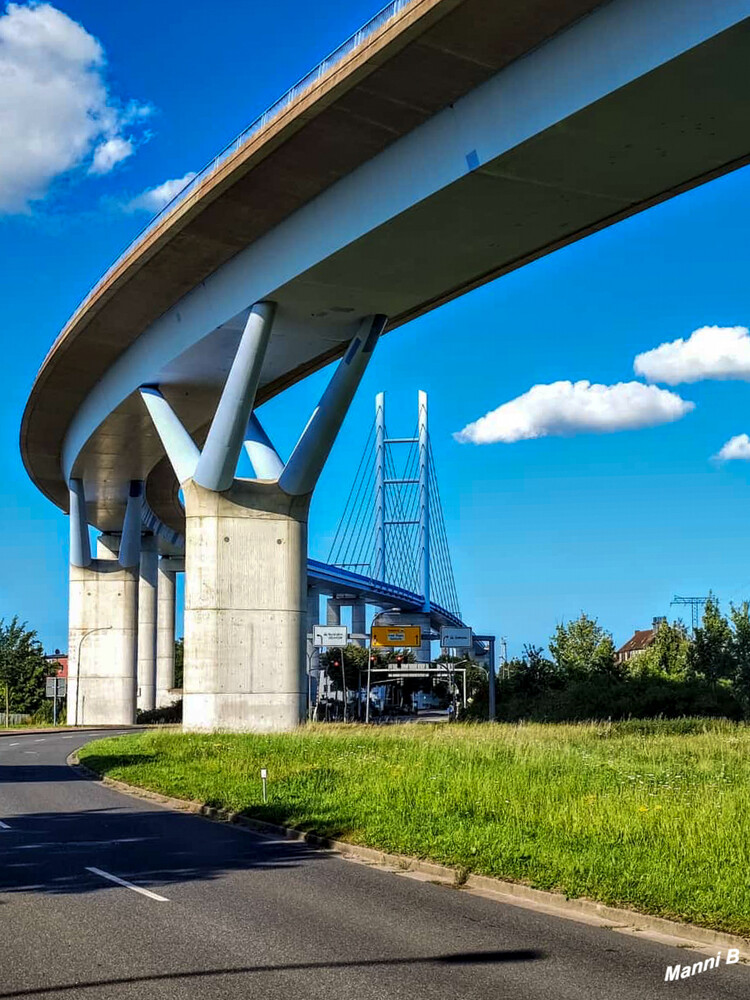 Stralsund - Rügenbrücke
Deutschlands größte Schrägseil­brücke verbindet Deutschlands größte Insel mit dem Festland.
Wie eine überdimensionale Stimm­gabel erhebt sich der Pylon der neuen Rügen­brücke über den Strelasund. Der Jahrhundert­bau ist mit einer Höhe von 127,75 Metern längst ein neues Wahrzeichen Stralsunds.lt ostsee
Schlüsselwörter: 2024