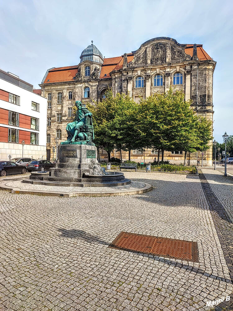 Otto von Guericke Denkmal
vor dem neuen Rathaus
Schlüsselwörter: 2024