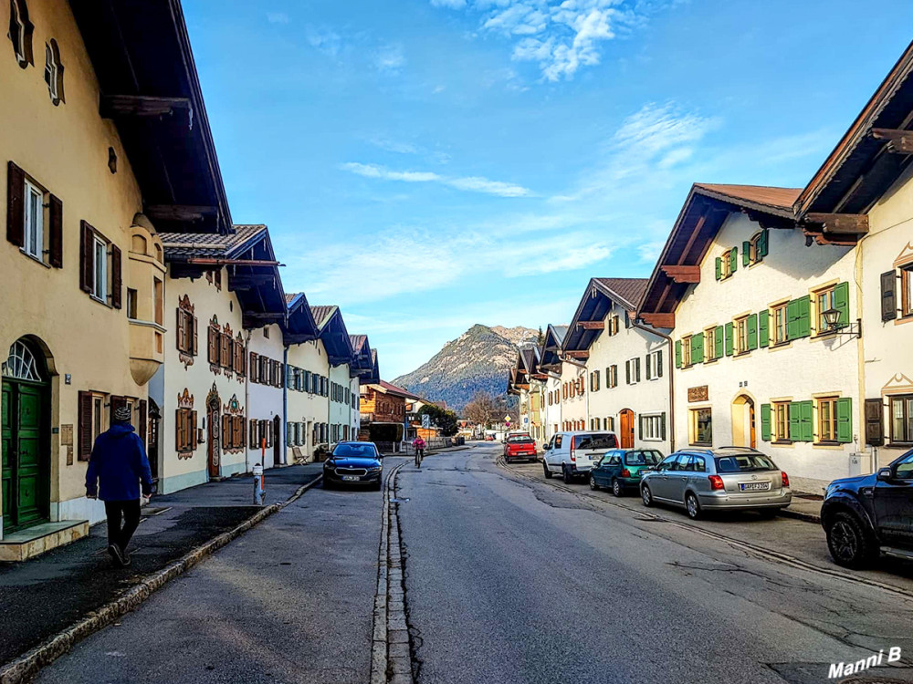 Mittenwald
ist ein von Alpengipfeln umgebener Ort im deutschen Bundesland Bayern. Er ist für seine bunt bemalten Häuser und seine Geigenbaugeschichte bekannt, die im zentral gelegenen Geigenbaumuseum veranschaulicht wird. lt Wikipedis
Schlüsselwörter: 2025