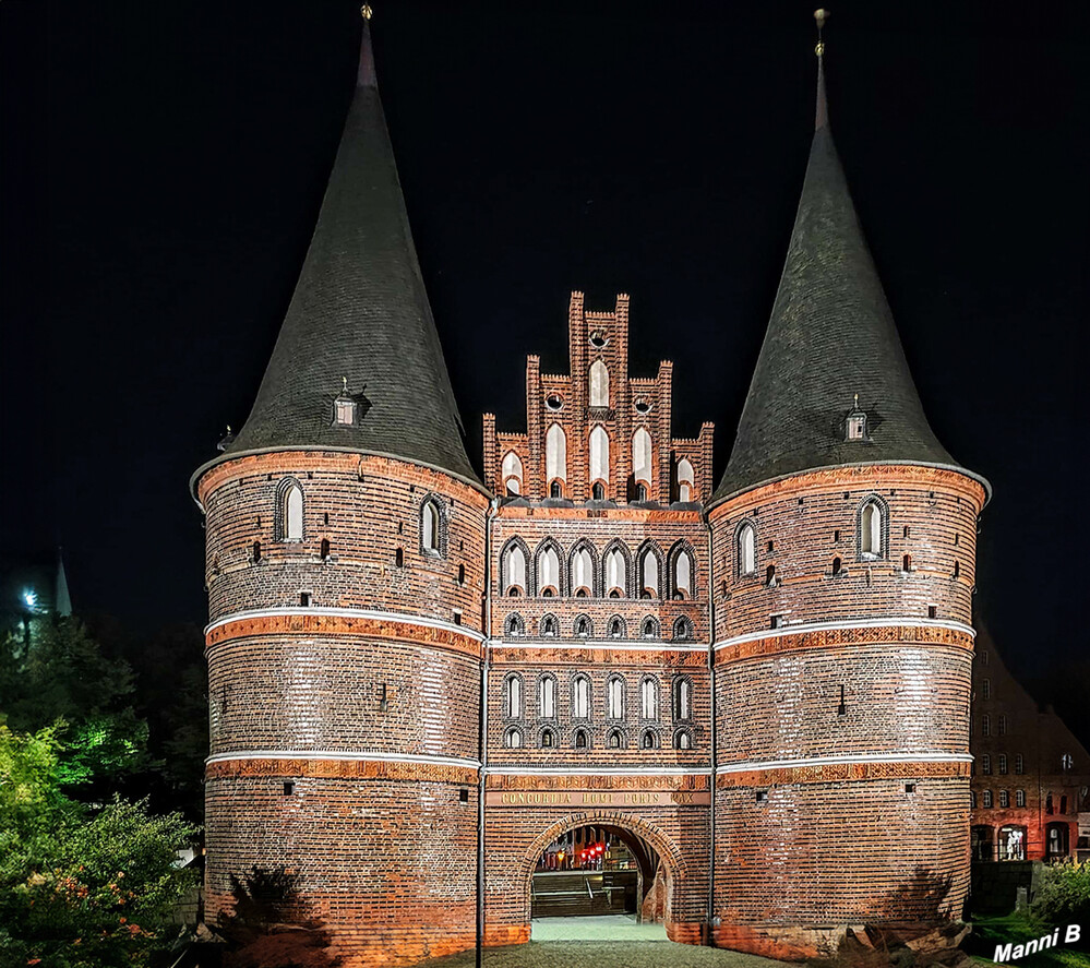 Holstentor bei Nacht
Das Holstentor ist ein Stadttor, das die Altstadt der Hansestadt Lübeck nach Westen begrenzt. Es ist das Wahrzeichen der Stadt und wurde 1478 fertiggestellt. lt wikipedia
Schlüsselwörter: 2024