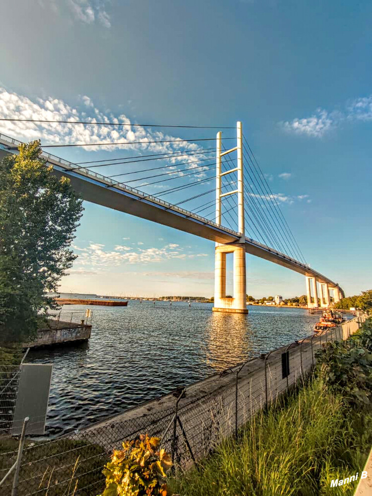 Stralsund - Rügenbrücke
Die Hochbrücke besitzt mit 42 Metern Durchfahrts­höhe ein inter­nationales Schifffahrtsmaß. lt. ostsee
Schlüsselwörter: 2024