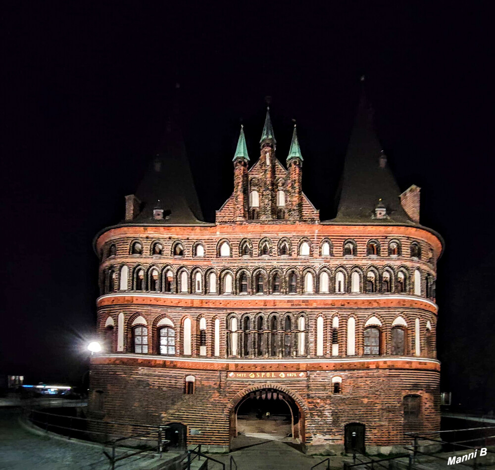 Holstentor bei Nacht
 Das spätgotische Gebäude gehört zu den Überresten der Lübecker Stadtbefestigung. Das Holstentor ist neben dem Burgtor das einzige erhaltene Stadttor Lübecks. lt. Wikipedia
Schlüsselwörter: 2024