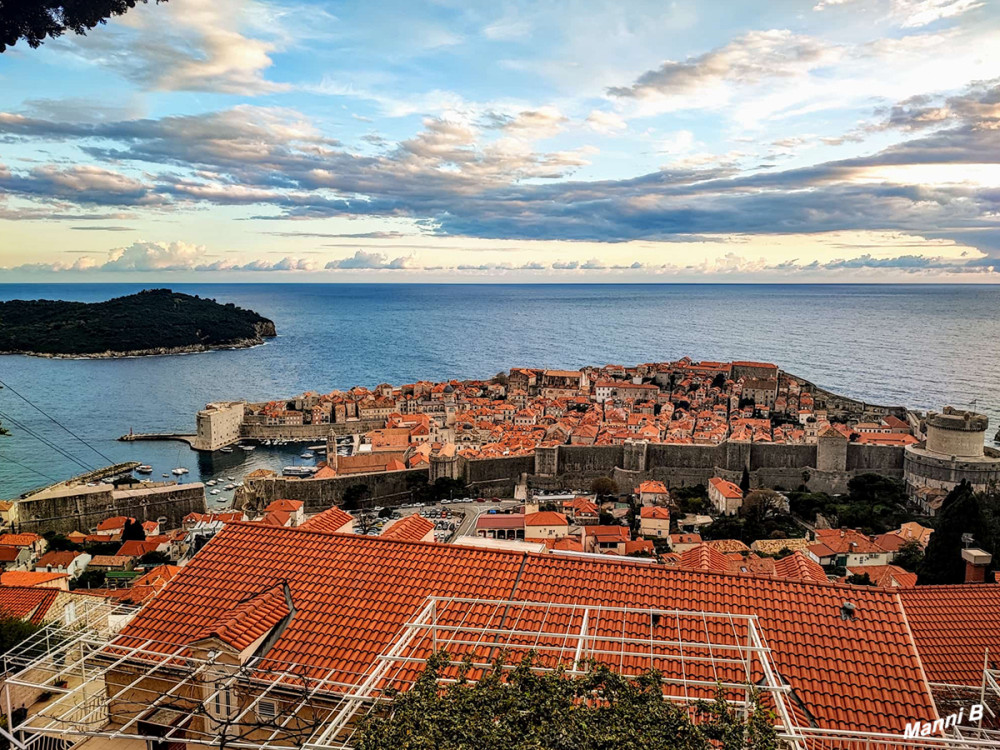 Festungsanlage von Dubrovnik
von oben
Die Festung Lovrijenac (kroatisch Tvrđava Lovrijenac) aus dem 14. bis 16. Jahrhundert in der kroatischen Stadt Dubrovnik (früher Ragusa bzw. Republik Ragusa) ist eine mächtige Befestigungsanlage am Rande der Altstadt von Dubrovnik auf einem hohen Felsen, der bei der Verteidigung der Stadt in der Vergangenheit eine große Rolle zukam. lt. Wikipedia
Schlüsselwörter: 2025