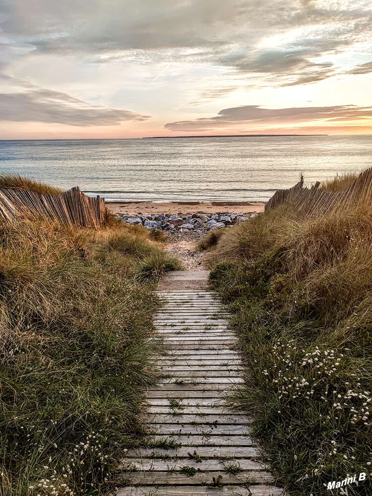 Blick über den Strand auf die Insel Jersey
