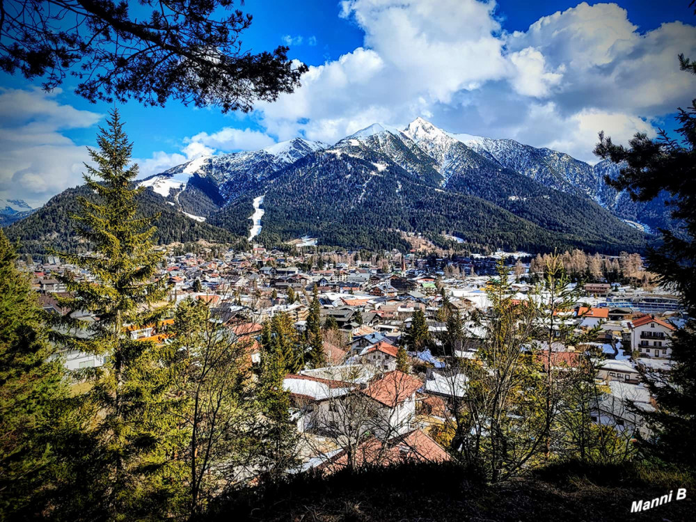 Blick auf Seefeld
Seefeld ist ein Ort in den Alpen des österreichischen Bundeslandes Tirol. Er liegt auf einer Hochebene zwischen Wettersteingebirge und Karwendel und ist für seine Langlaufloipen bekannt.
Schlüsselwörter: 2025