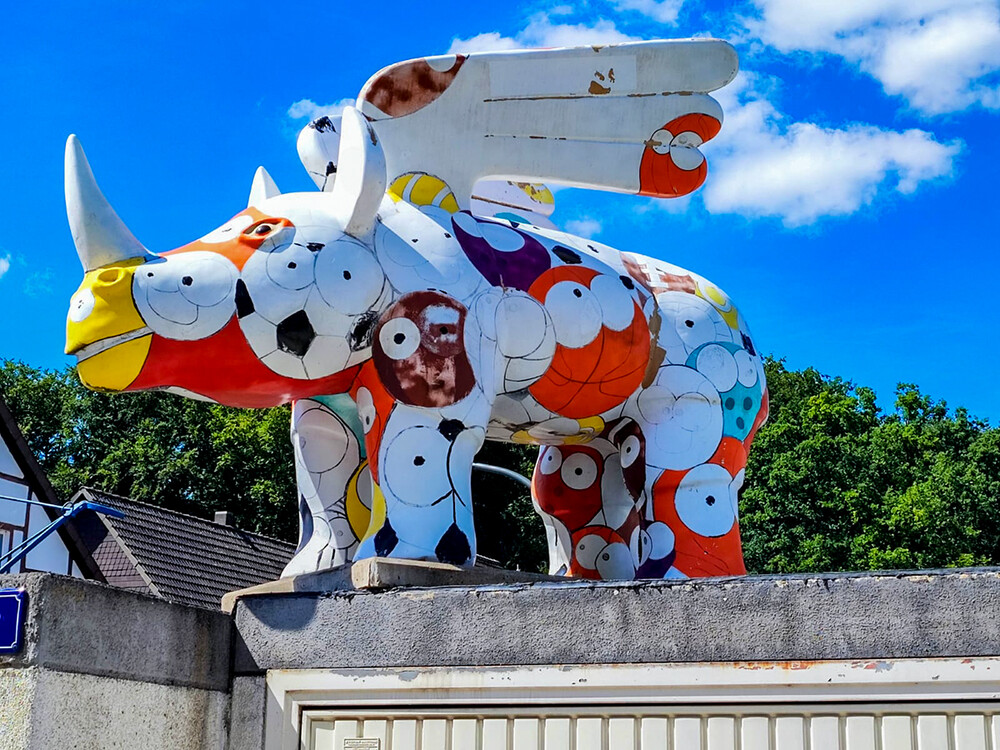 Kunst im öffentlichen Raum „Geflügeltes Nashorn“
auf einem Garagendach
Manni
Schlüsselwörter: 2022