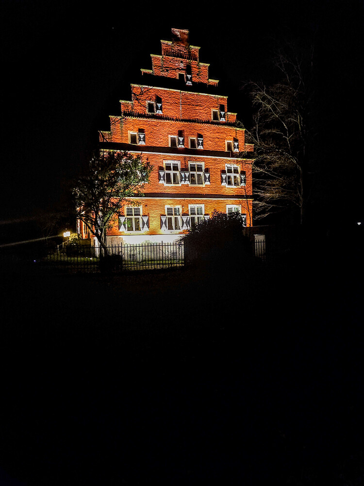 Ich sehe rot "Haus Wenge"
Manni
Schlüsselwörter: 2024