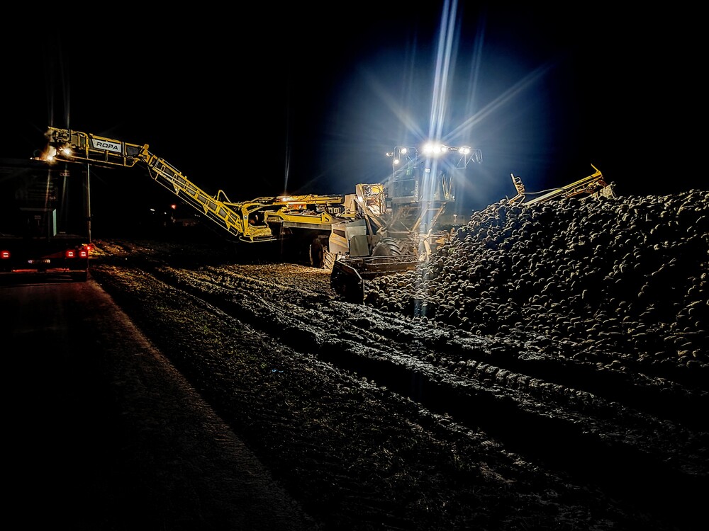 Dämmerungs,-Nachtfotografie "Zuckerrübenabtransport"
Manni
Schlüsselwörter: 2023