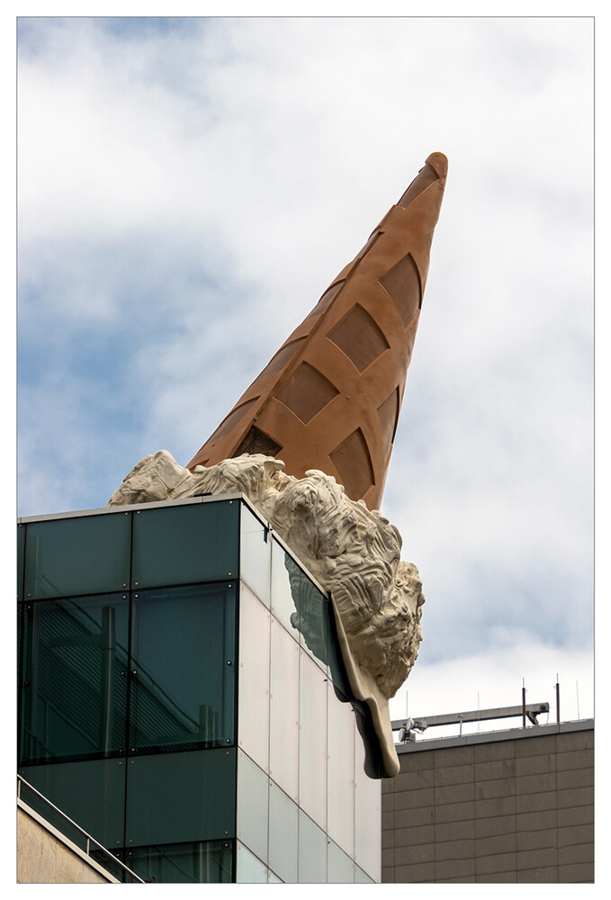 Kunst im öffentlichen Raum „Dropped Cone“
wurde von dem Pop-Art-Künstler Claes Oldenburg und seiner Frau Coosja van Bruggen entworfen.
Marianne
Schlüsselwörter: 2022