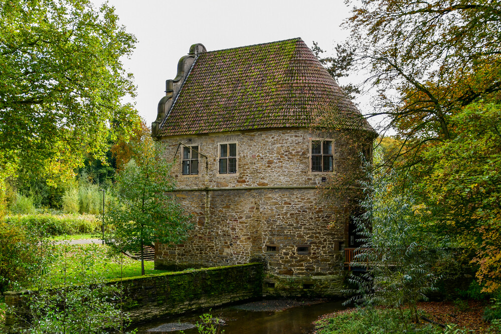 Torhaus
Das Torhaus Rombergpark wurde 1681 als Teil des Wasserschlosses Brünninghausen erbaut. Weitere erhaltene Zeugnisse des Schlosses sind Teile des Schlossgrabens. (wikipedia) 
Schlüsselwörter: 2024