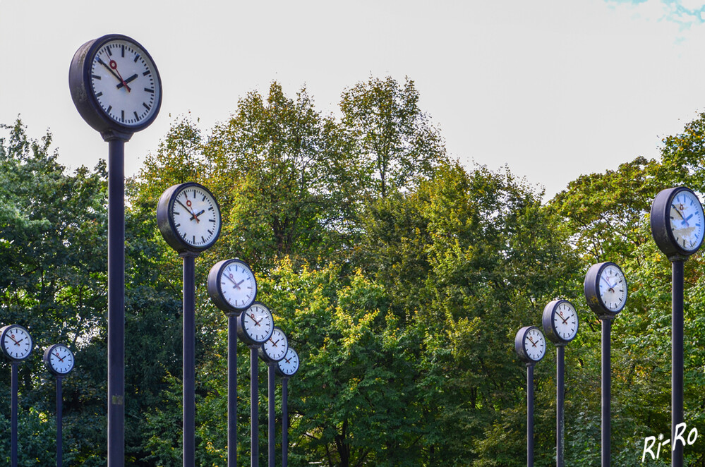 Zeitmesser
Ein Kunstwerk von Klaus Rinke im Düsseldorfer Volksgarten. Wie hochragende Gewächse schießen seine Bahnhofsuhren aus dem Boden. Entstanden ist das Zeitfeld in der Zeit der Bundesgartenschau in Düsseldorf. (wdr /kultur/kunst)
Schlüsselwörter: 2024