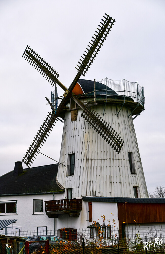 Windmühle in Hilbeck
Die Windmühle, ein ortsbildprägendes Gebäude, steht am Ortsrand u. hat eine große Fernwirkung nach Osten. (wikipedia)
Schlüsselwörter: 2024