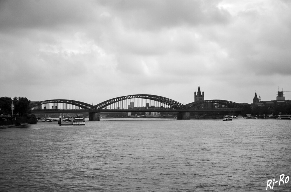 Hohenzollernbrücke
sie ist eine sechsgleisige Stabbogenbrücke für Personenzüge u. Fußgänger. Der Vorgängerbau ist aus dem Jahr 1859. (koelnwiki)
Schlüsselwörter: 2024