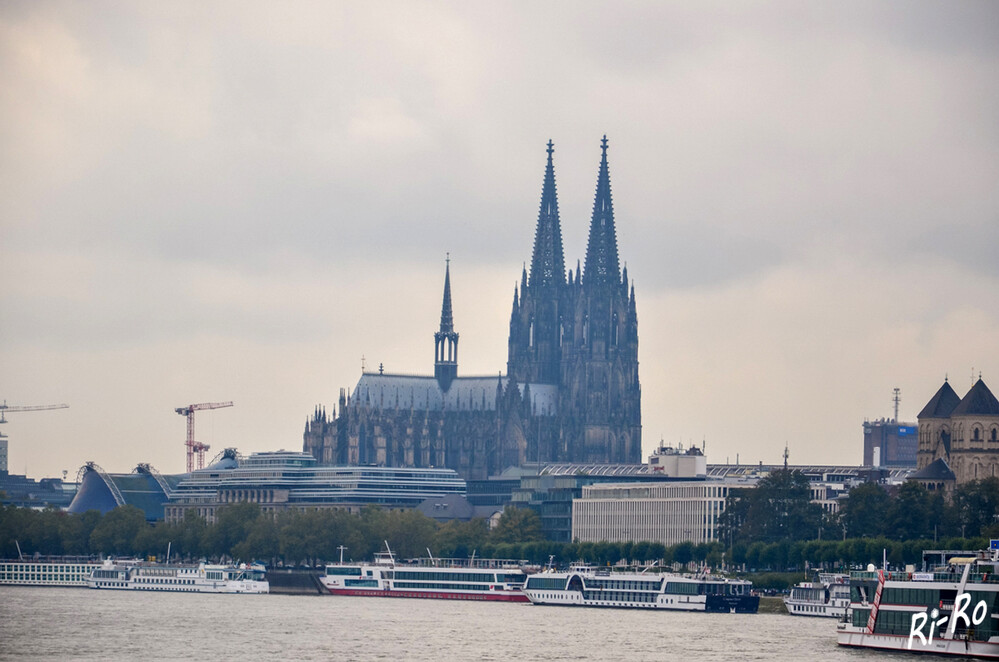 Kölner Dom
bei diesigem Wetter. 
157 m hoch ist der Kölner Dom, Weltkulturerbe u. Ort bewegter Geschichte mit 632 Jahren Bauzeit. (koelntourismus)
Schlüsselwörter: 2024