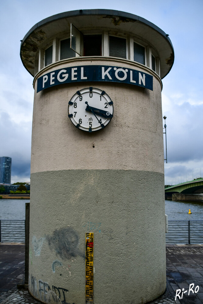 Pegelturm
In der Nähe der Deutzer Brücke steht der 1951 erbaute Kölner Pegel. Er misst am Stromkilometer 688 des Rheins mechanisch den Wasserstand. (koelntourismus)
