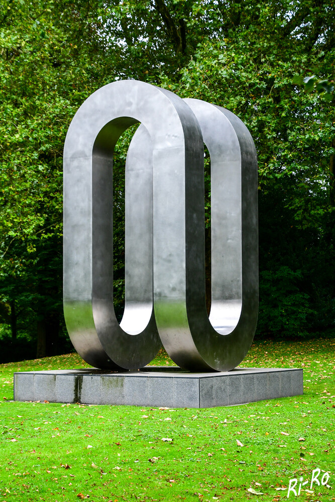 Kunstwerke im öffentlichen Raum
Edelstahlskulptur aus dem Jahr 1985 von Josef Neuhaus, der als freischaffender Bildhauer in Neuss arbeitete. (wikipedia
Schlüsselwörter: 2024