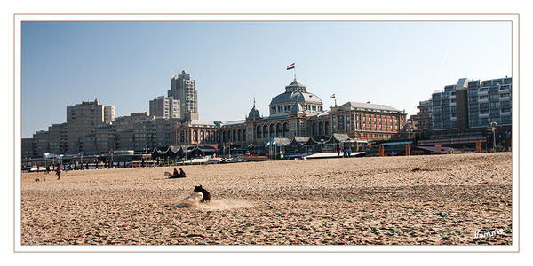 Promenade mit Kurhaus
Das Kurhaus Scheveningen ist ein denkmalgeschütztes Gebäude im Seebad Scheveningen, einem Stadtteil von Den Haag in den Niederlanden. Das Gebäude diente von 1885 bis 1969 als zentrales Kurhaus und wird seit 1979 als Steigenberg Hotel betrieben.
Schlüsselwörter: Holland Scheveningen Kurhaus Nordsee