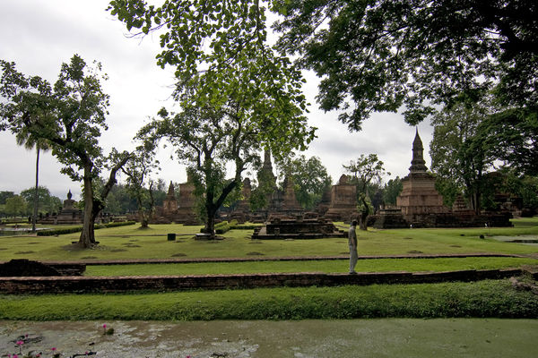 Historical Park Sukhothai
Der Geschichtspark Sukhothai umfasst die Ruinen von Sukhothai, der Hauptstadt des Sukhothai-Königreiches im 13. und 14. Jahrhundert, dort wo sich heute die Nordregion von Thailand befindet. Der Geschichtspark Sukhothai liegt unweit der modernen Stadt Sukhothai, welche gleichzeitig die Hauptstadt der Provinz Sukhothai ist.
Schlüsselwörter: Thailand